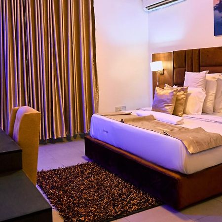Crownedge Hotels Лагос Екстериор снимка