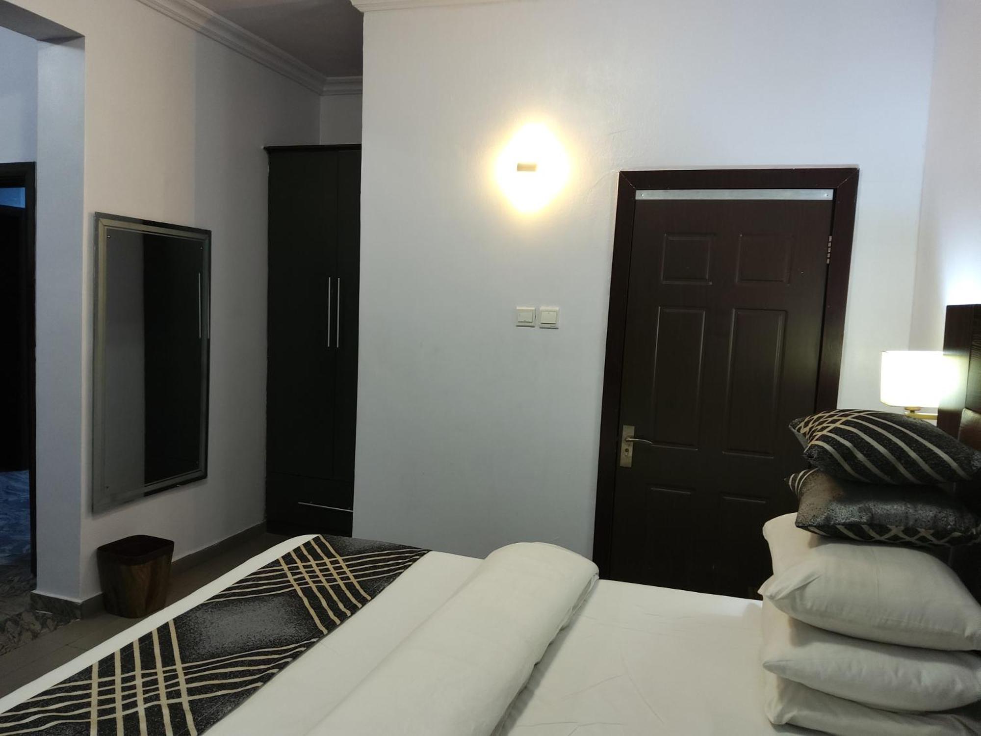 Crownedge Hotels Лагос Екстериор снимка