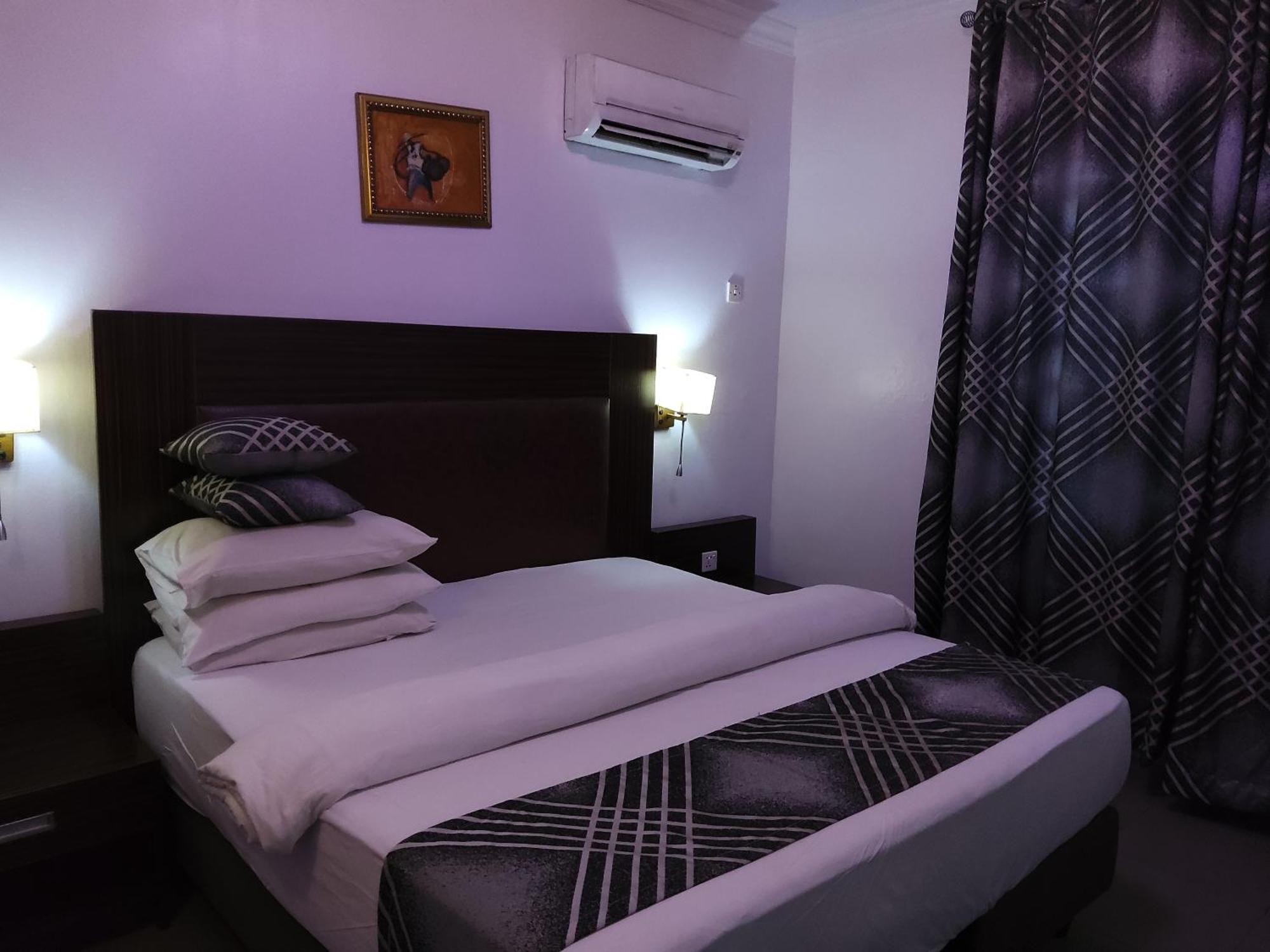 Crownedge Hotels Лагос Екстериор снимка