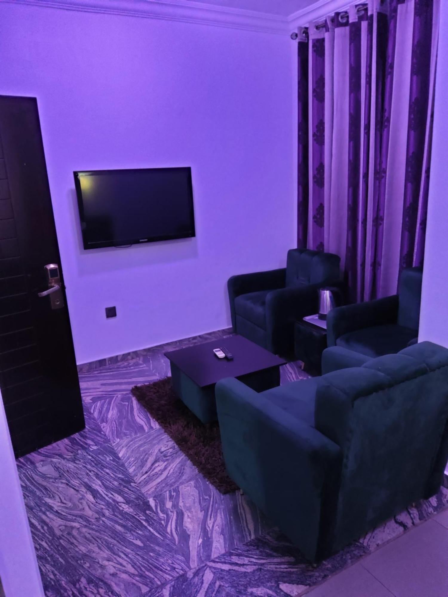 Crownedge Hotels Лагос Екстериор снимка