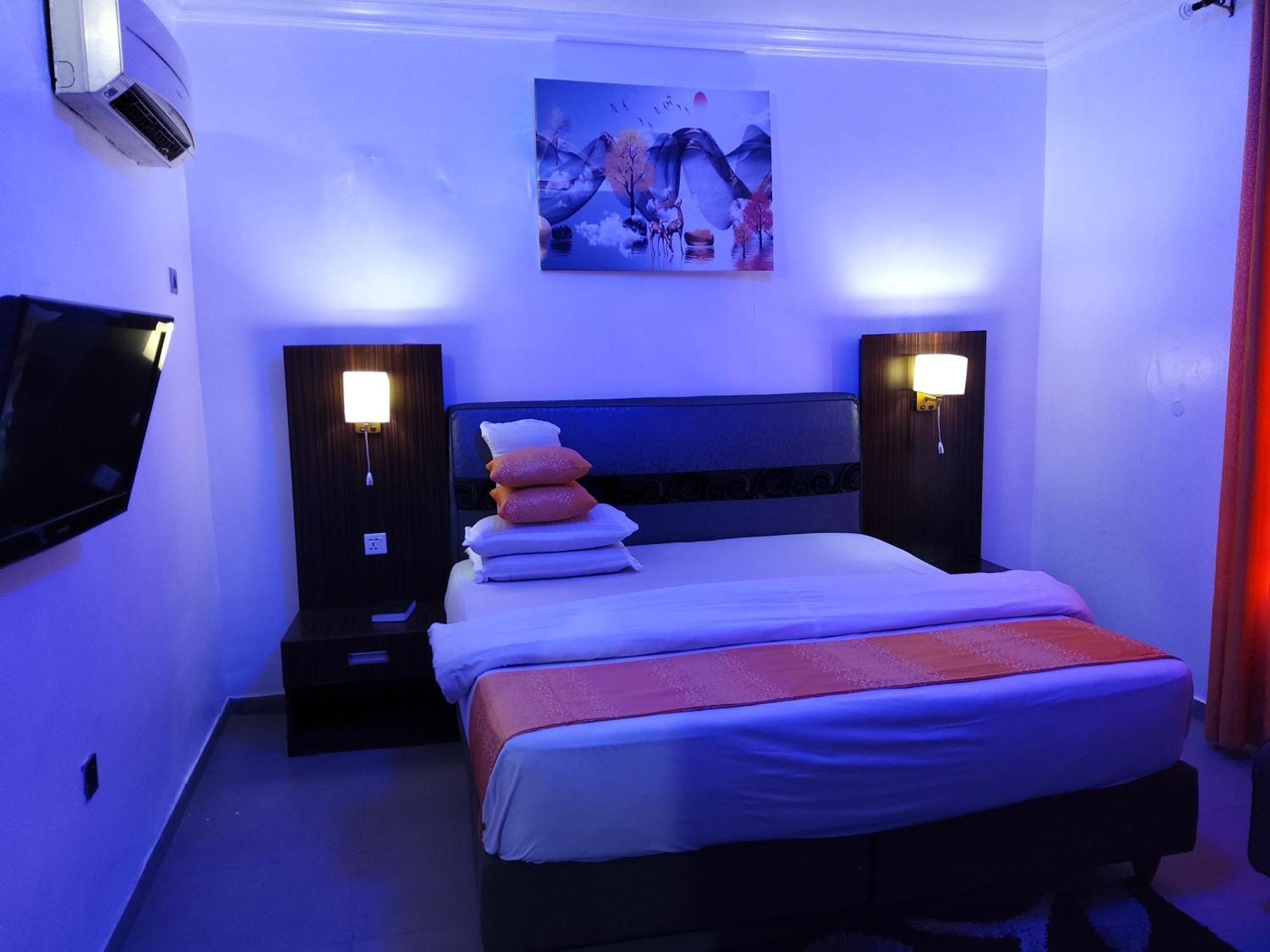 Crownedge Hotels Лагос Екстериор снимка