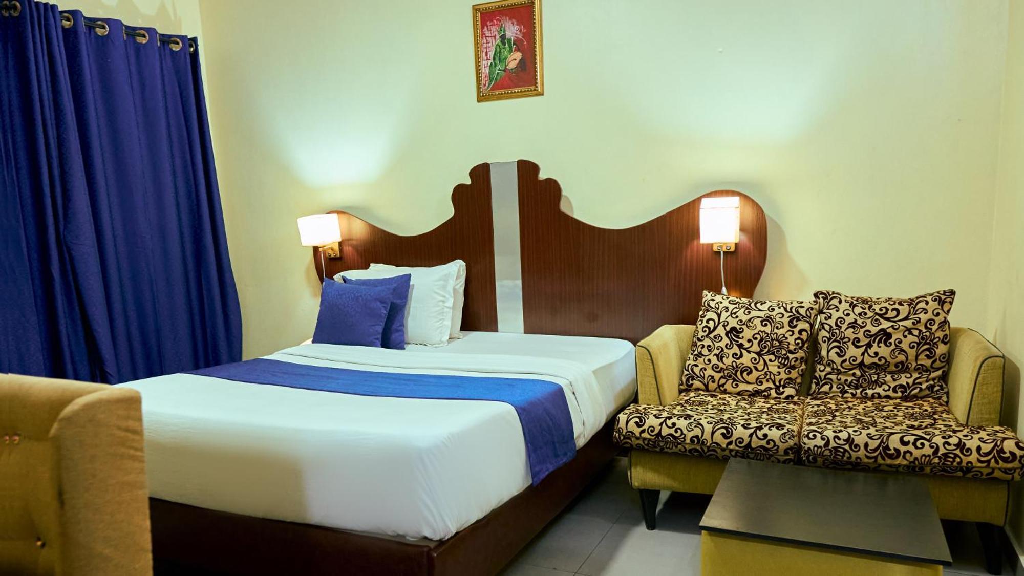 Crownedge Hotels Лагос Екстериор снимка
