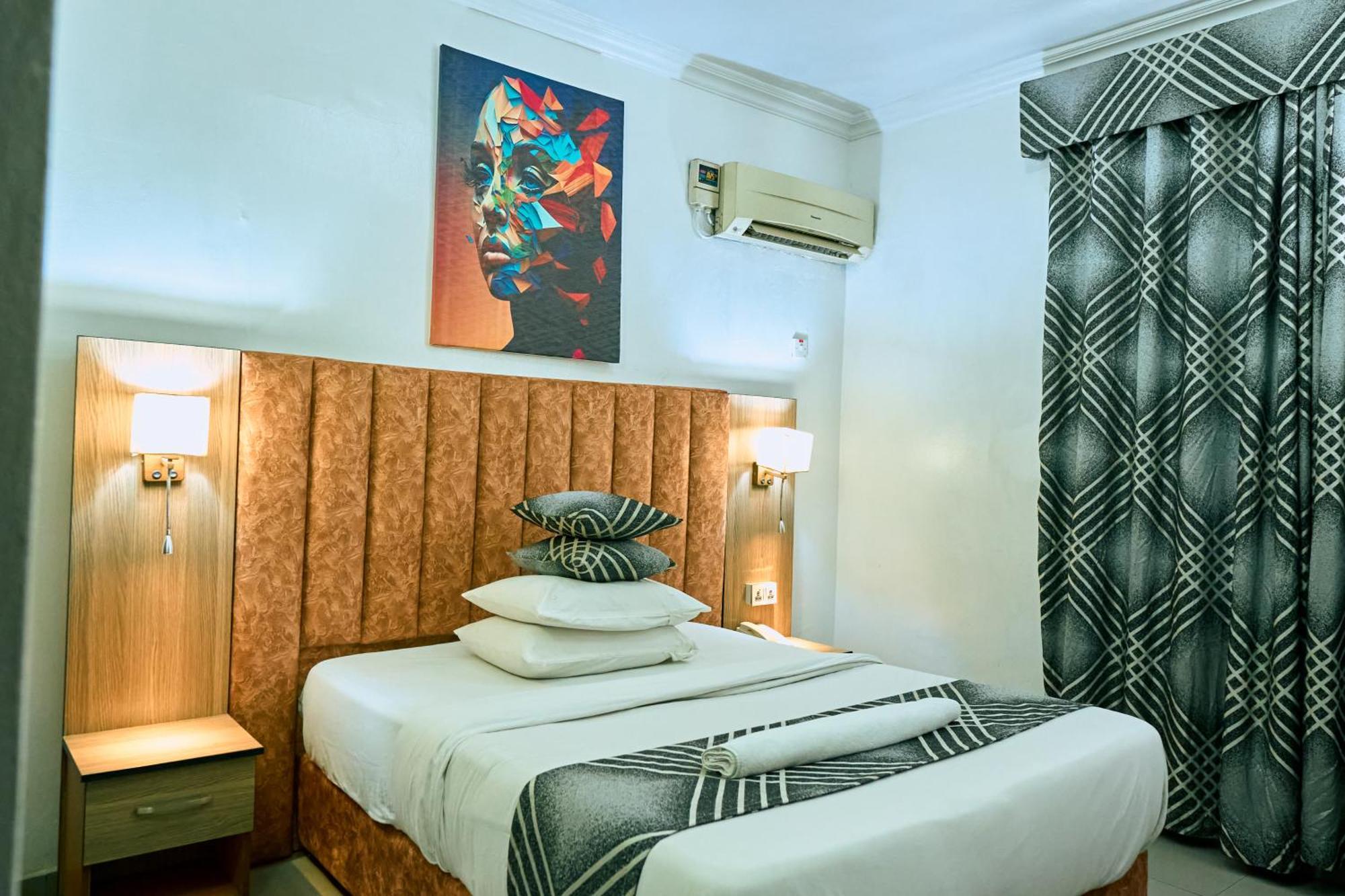 Crownedge Hotels Лагос Екстериор снимка