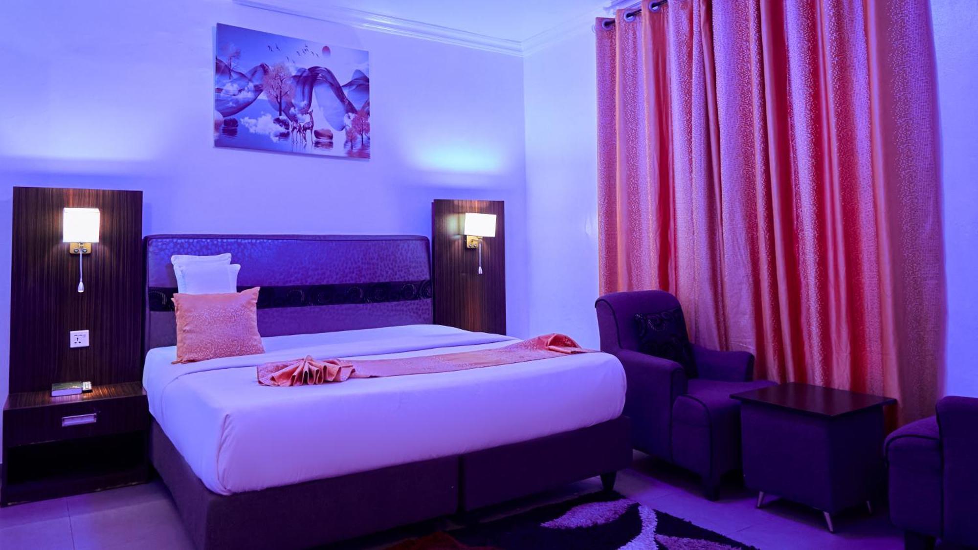 Crownedge Hotels Лагос Екстериор снимка
