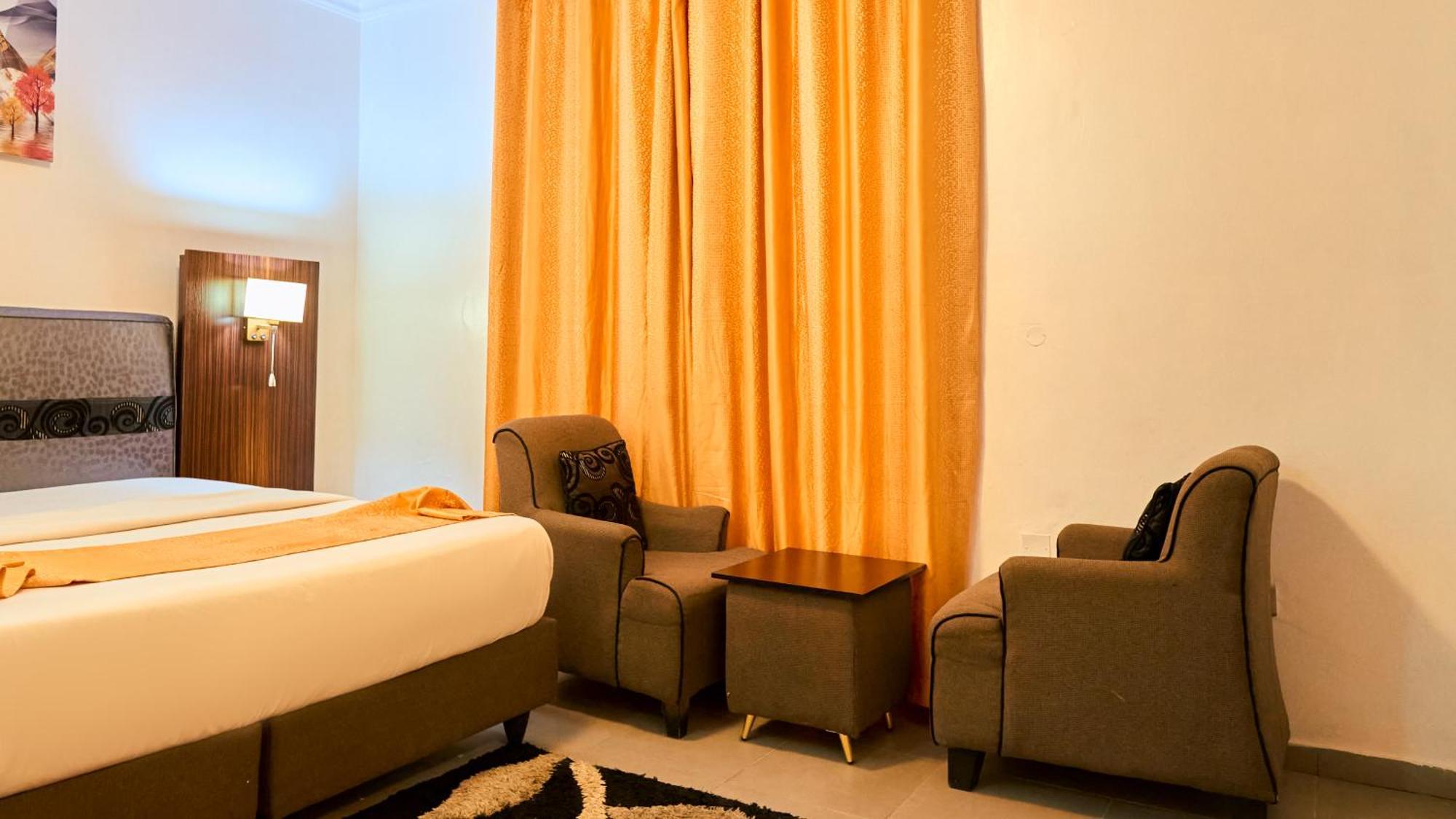 Crownedge Hotels Лагос Екстериор снимка