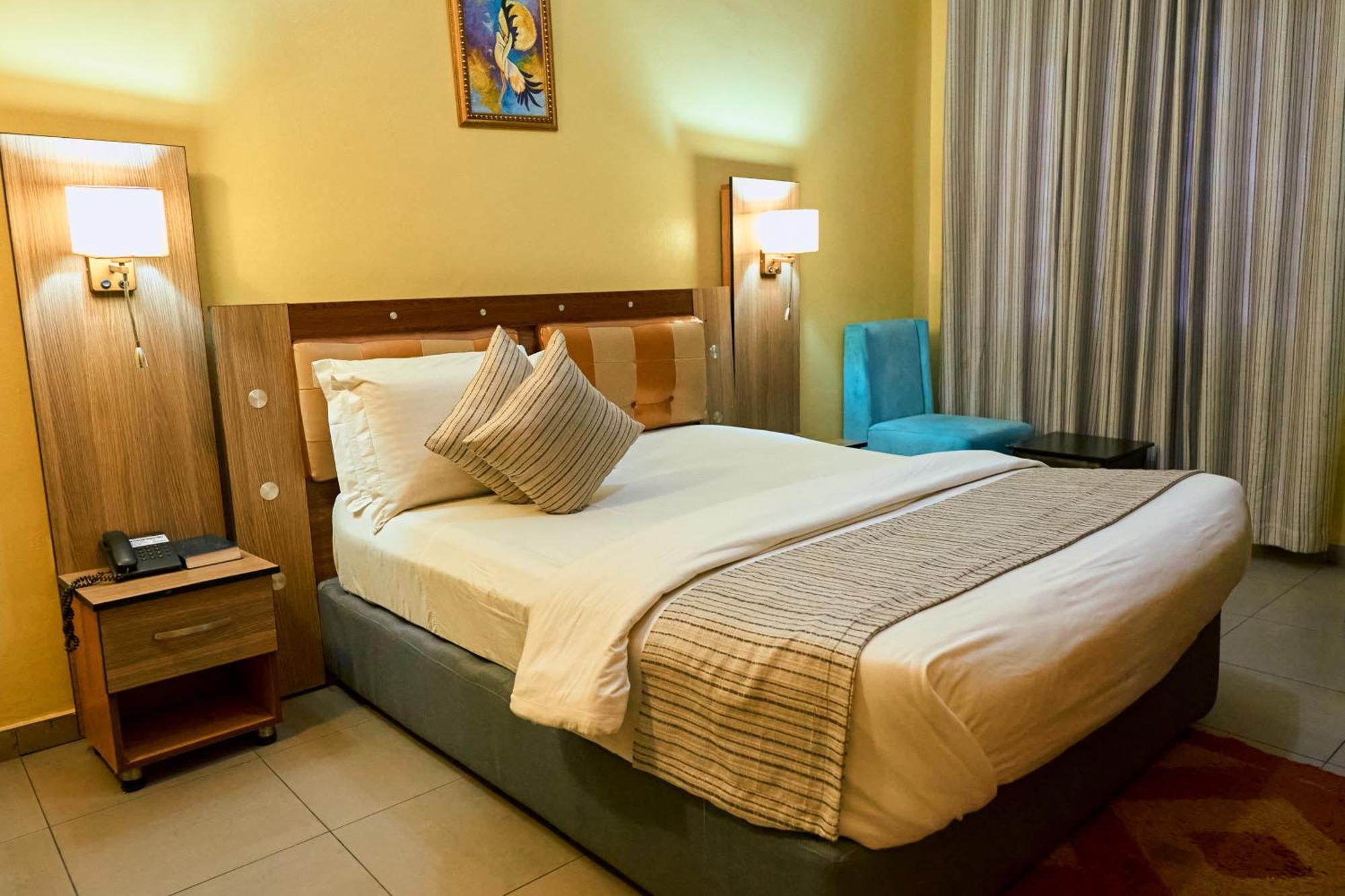 Crownedge Hotels Лагос Екстериор снимка