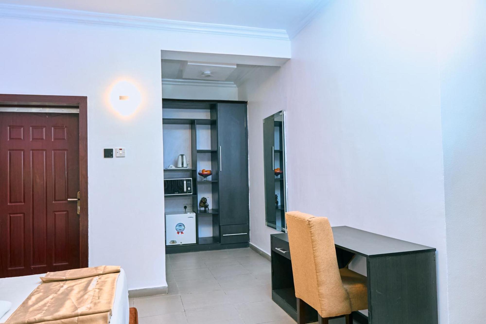 Crownedge Hotels Лагос Екстериор снимка