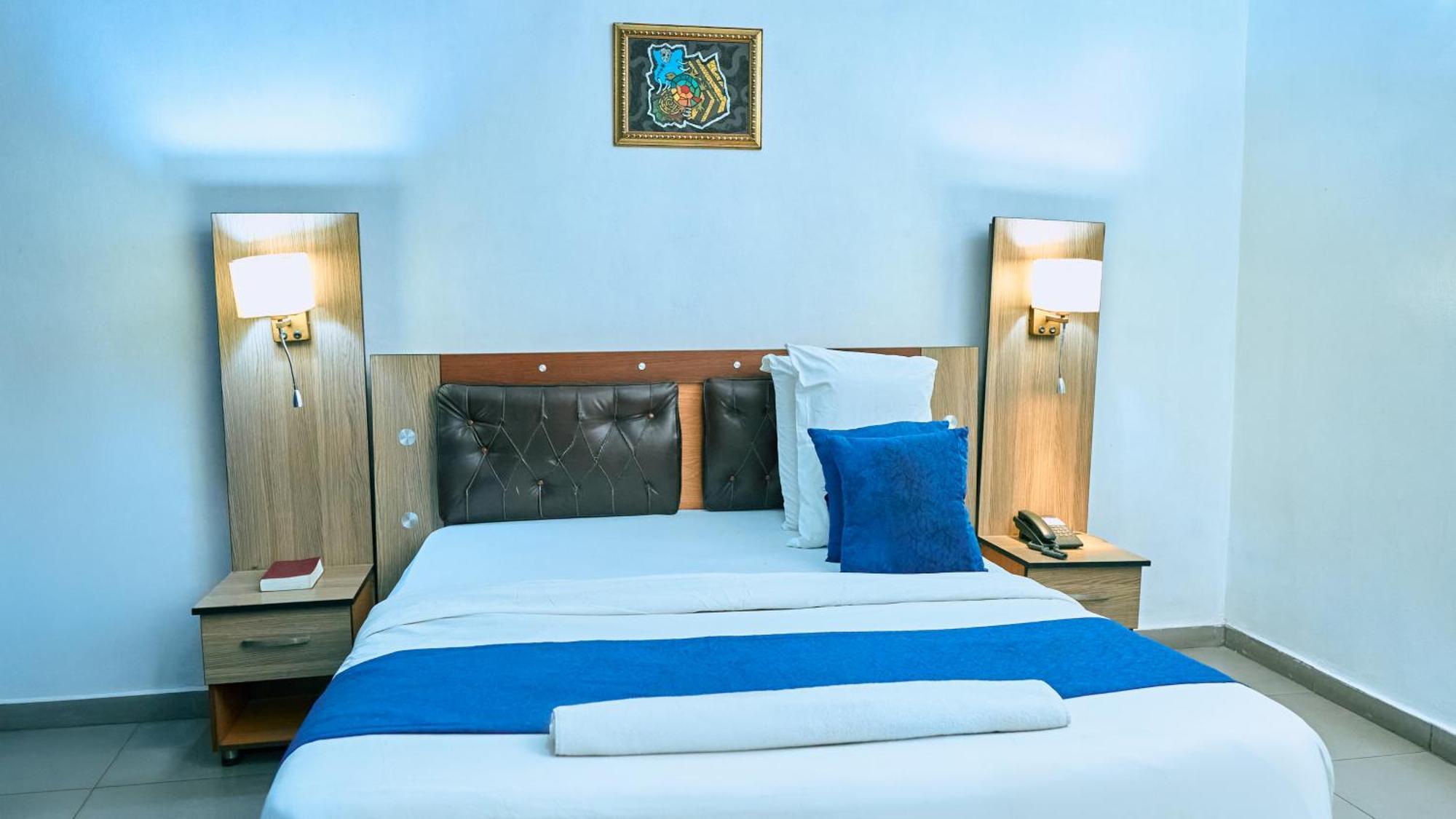 Crownedge Hotels Лагос Екстериор снимка