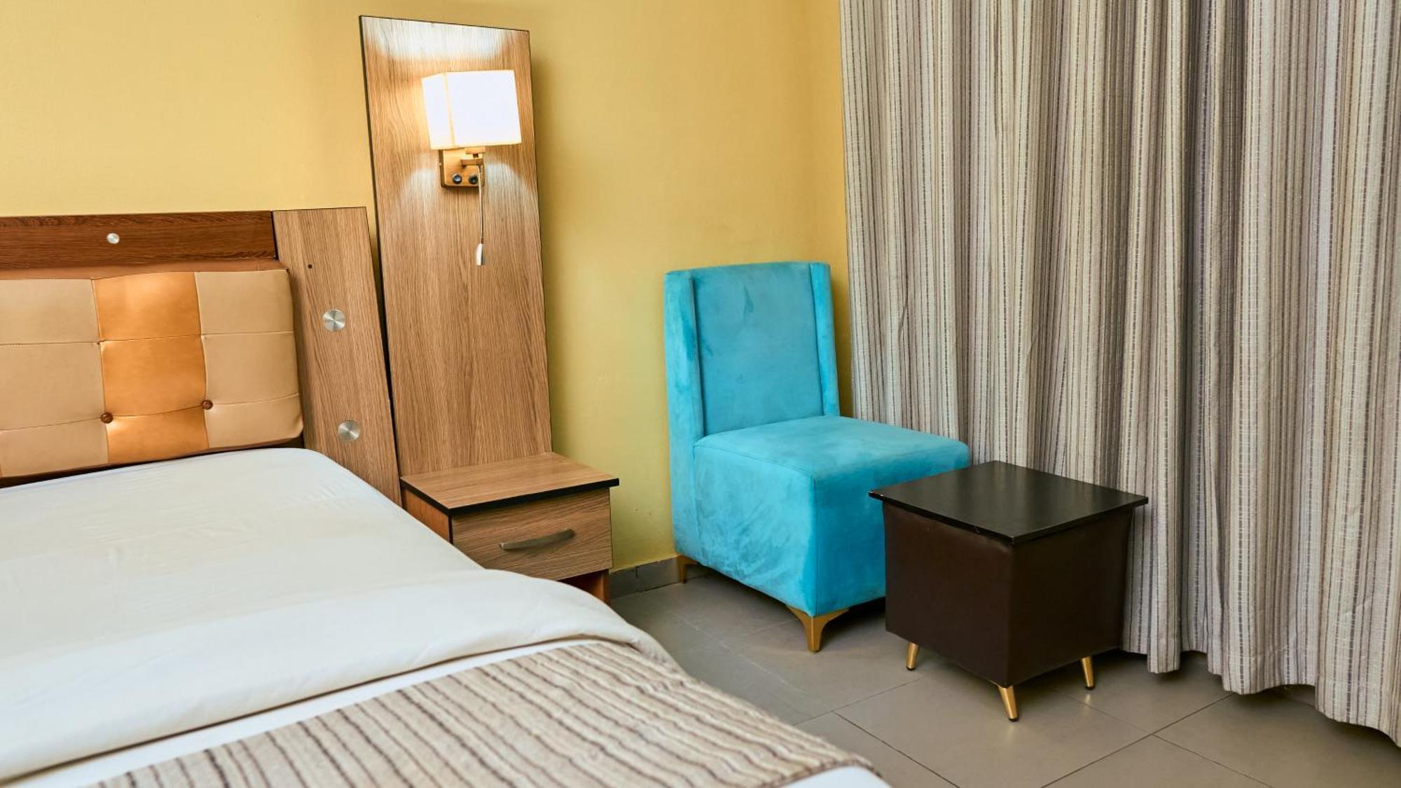 Crownedge Hotels Лагос Екстериор снимка