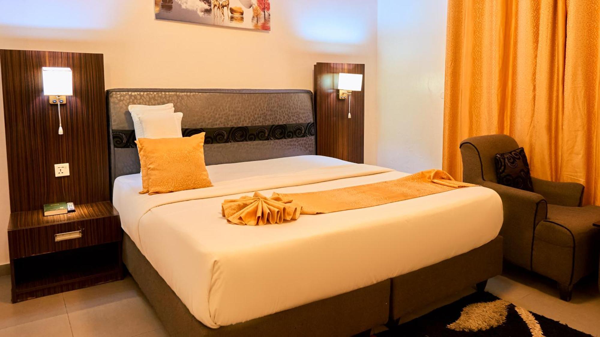 Crownedge Hotels Лагос Екстериор снимка