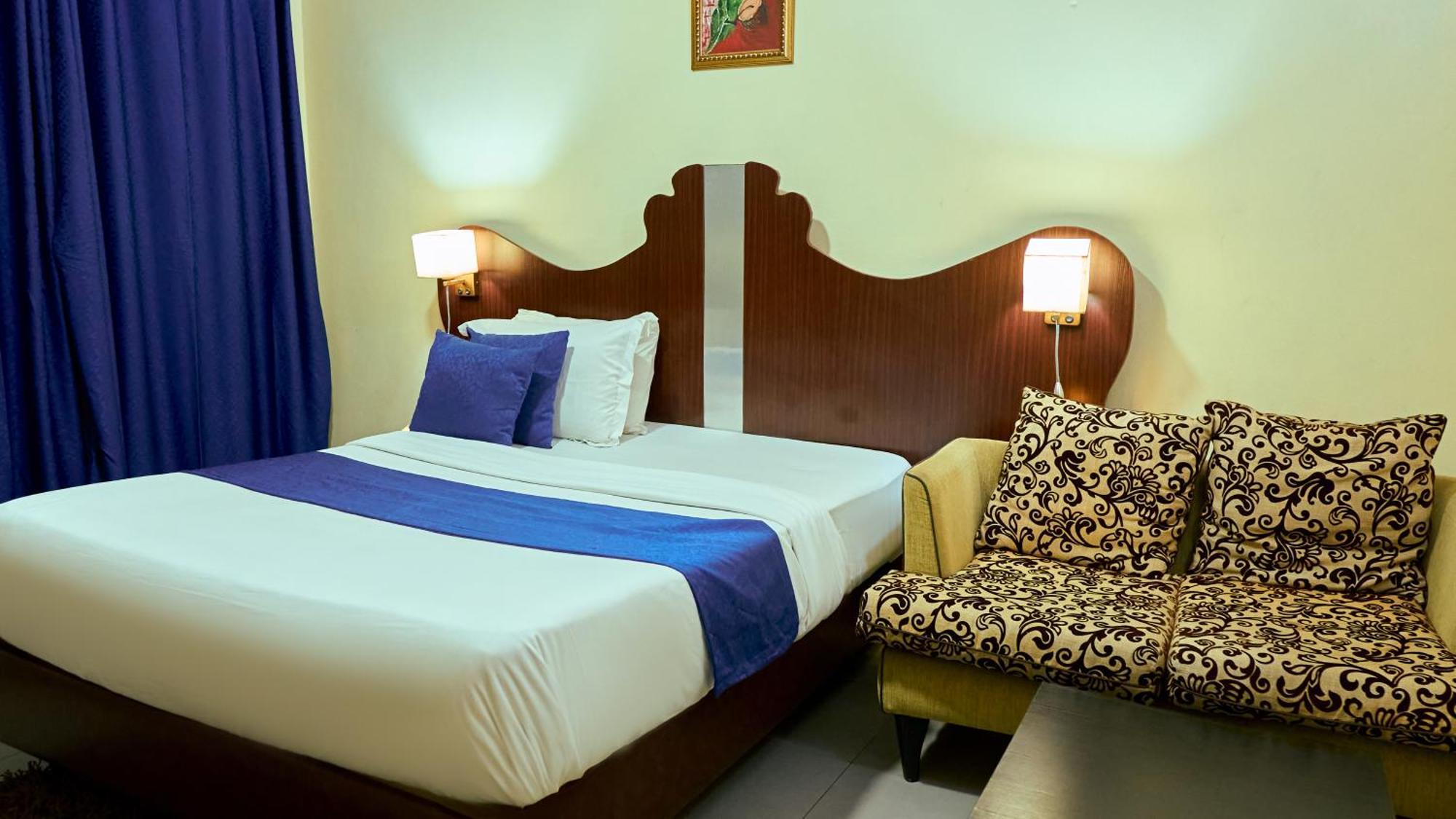 Crownedge Hotels Лагос Екстериор снимка