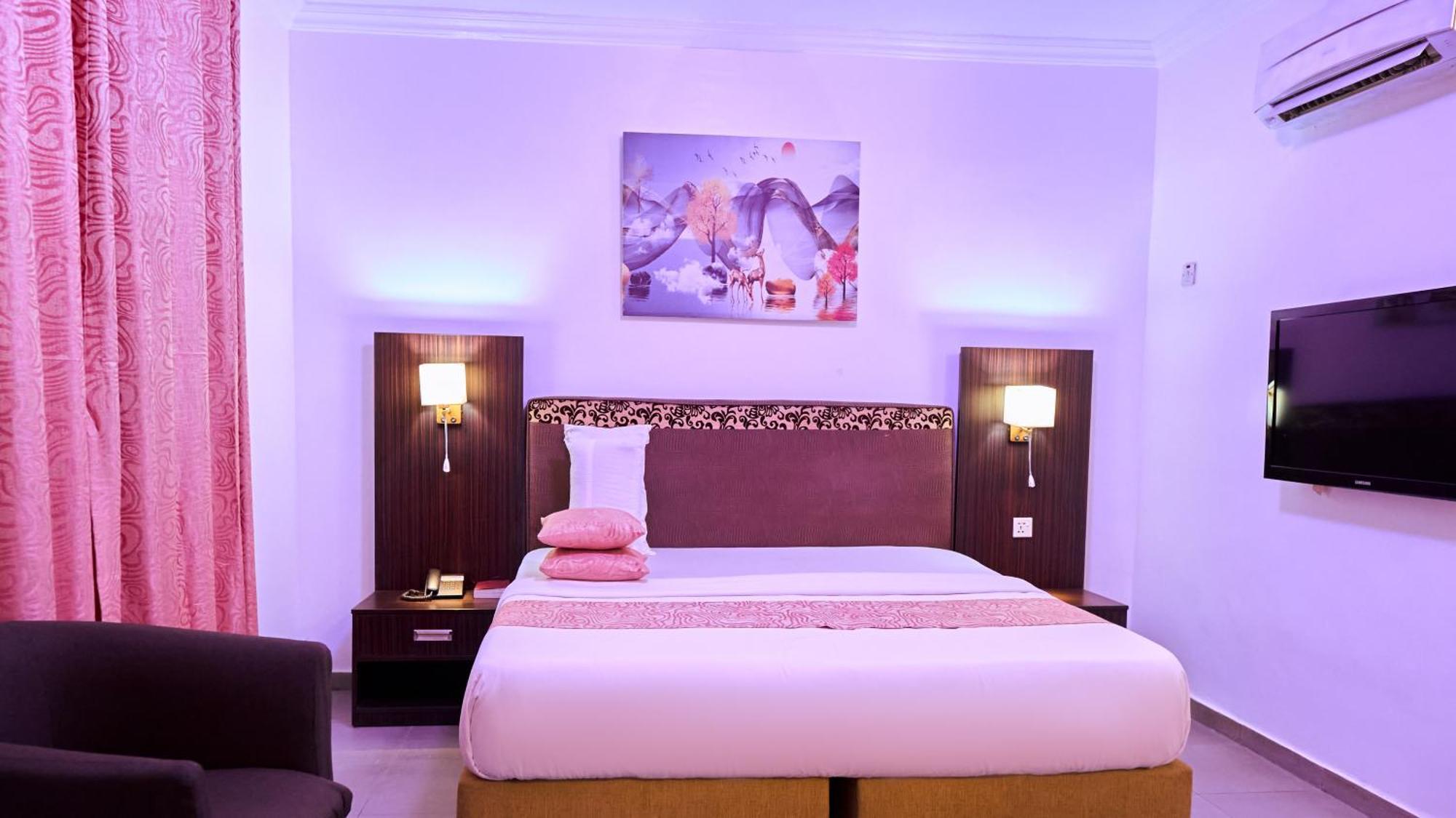 Crownedge Hotels Лагос Екстериор снимка