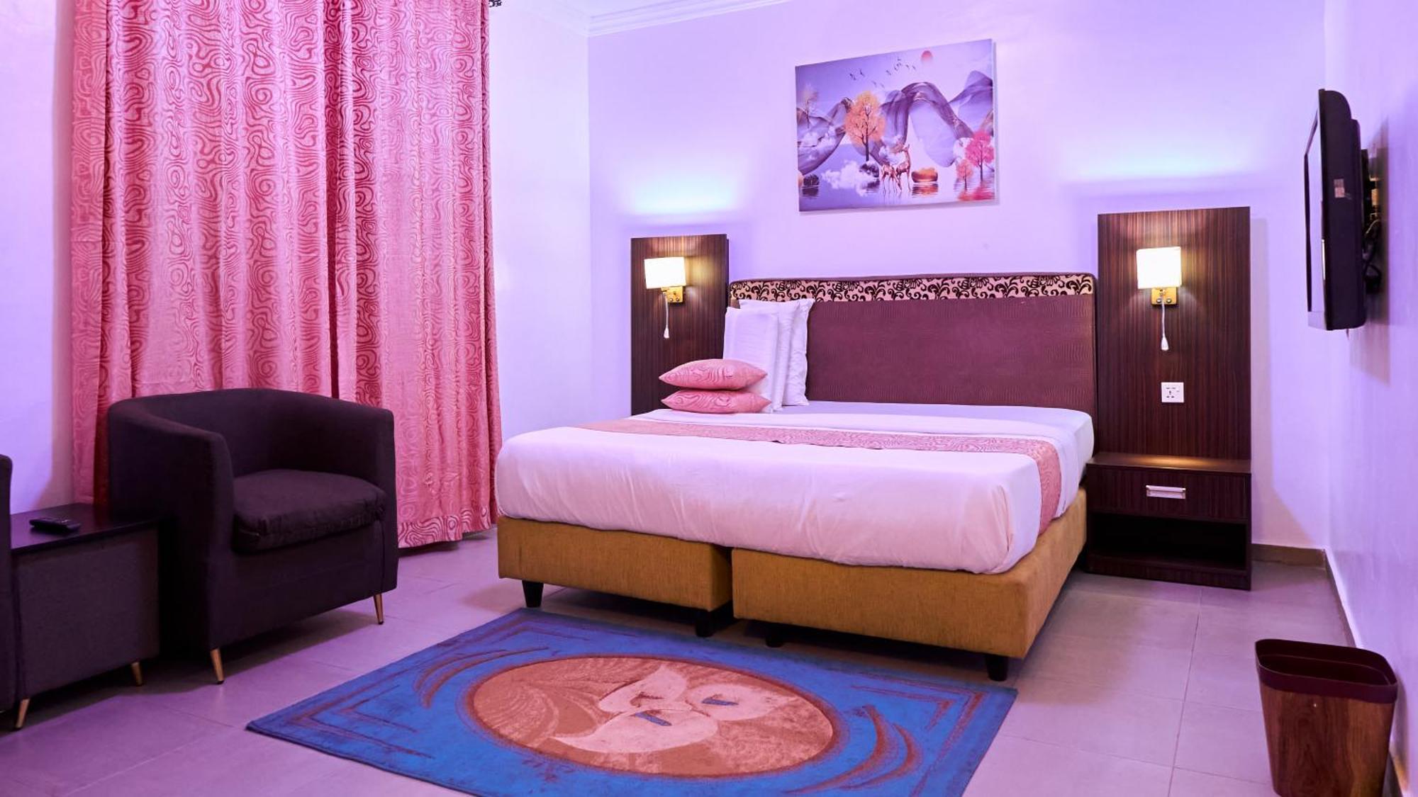 Crownedge Hotels Лагос Екстериор снимка
