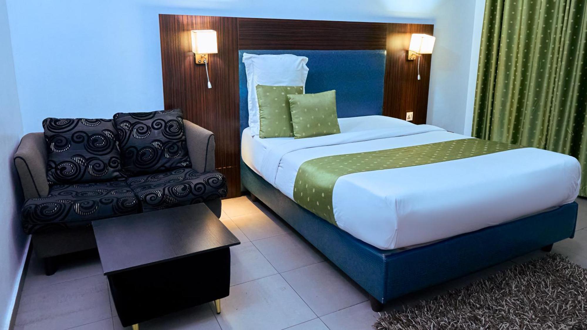 Crownedge Hotels Лагос Екстериор снимка