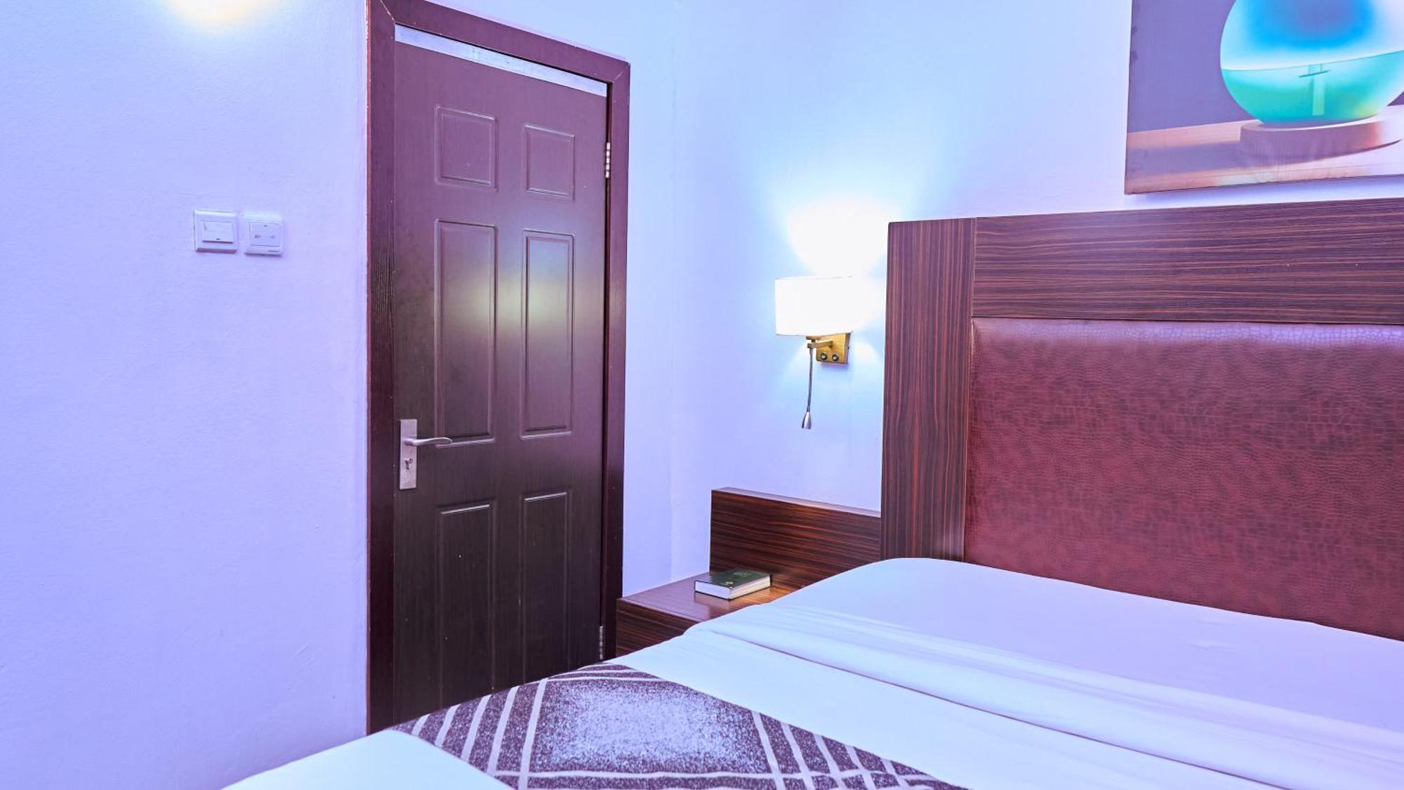 Crownedge Hotels Лагос Екстериор снимка
