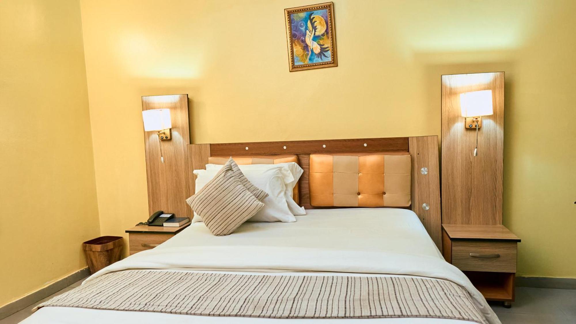 Crownedge Hotels Лагос Екстериор снимка