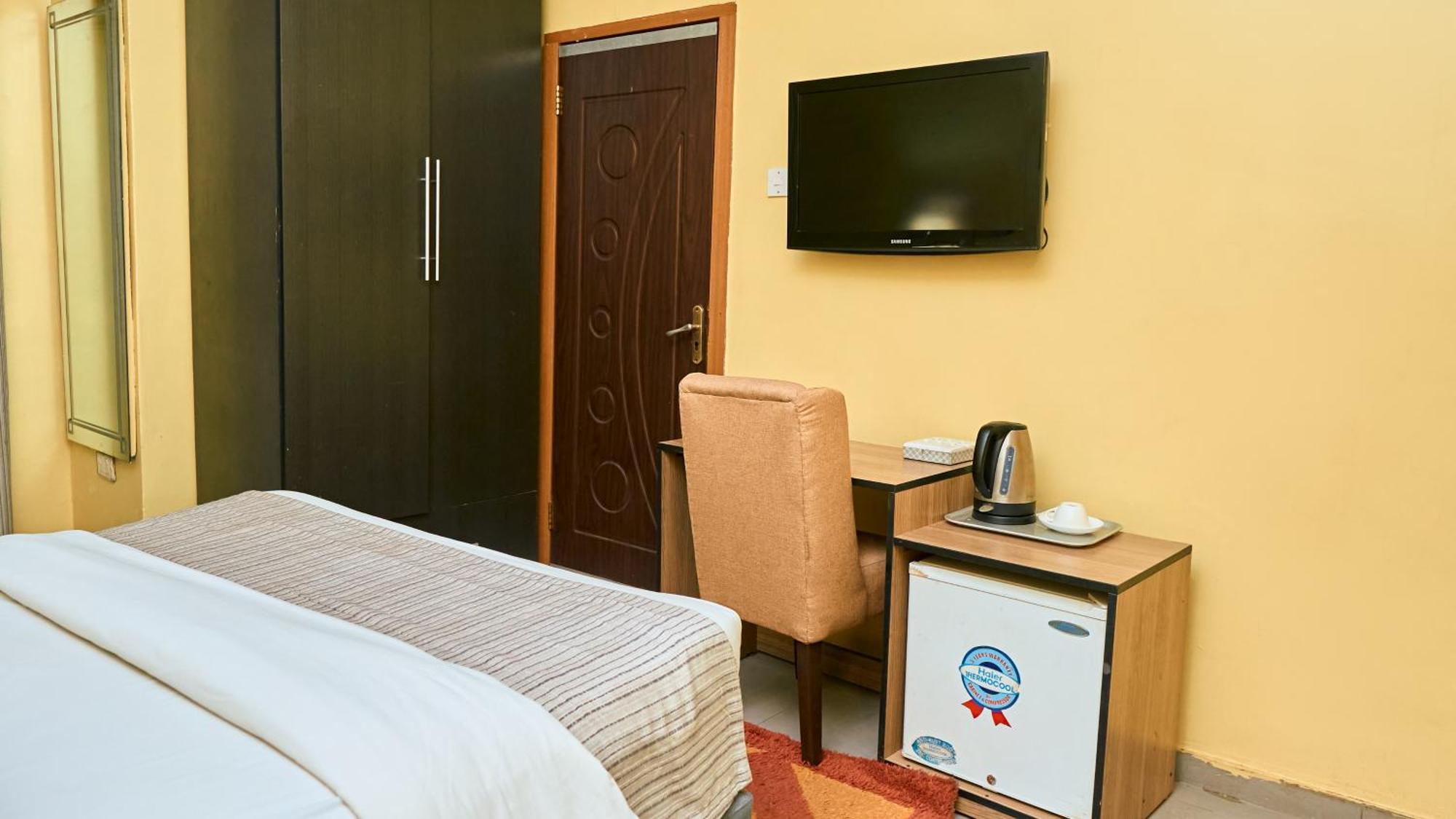 Crownedge Hotels Лагос Екстериор снимка
