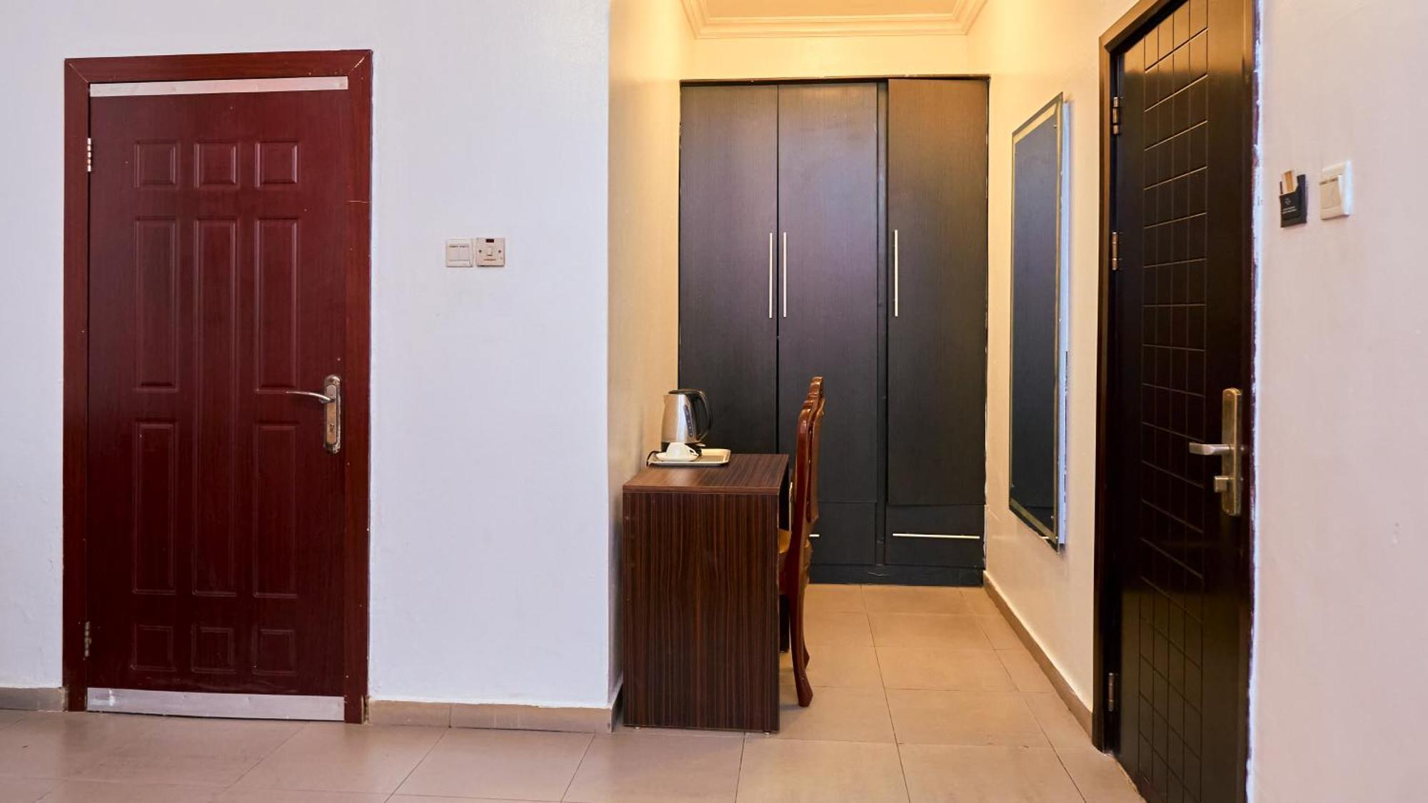 Crownedge Hotels Лагос Екстериор снимка
