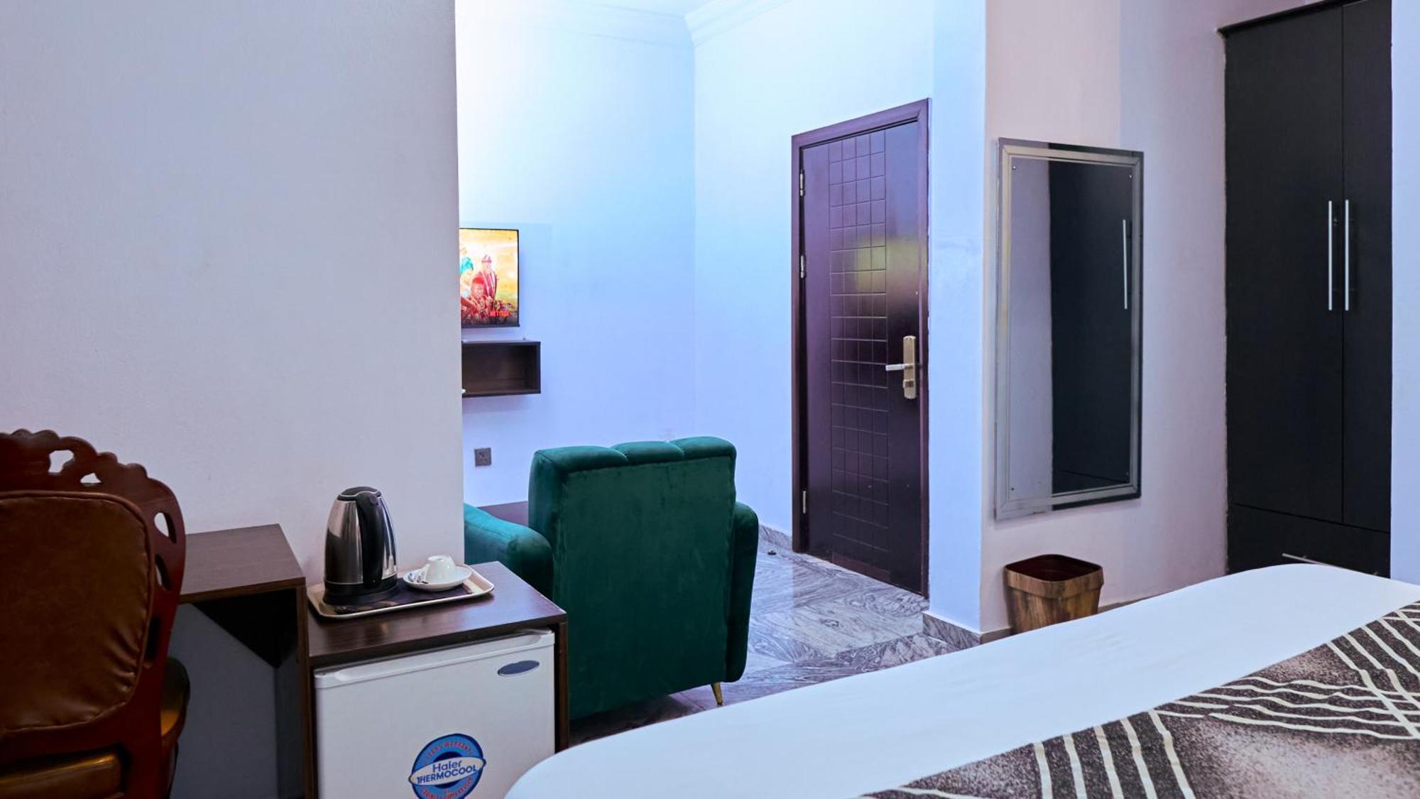 Crownedge Hotels Лагос Екстериор снимка