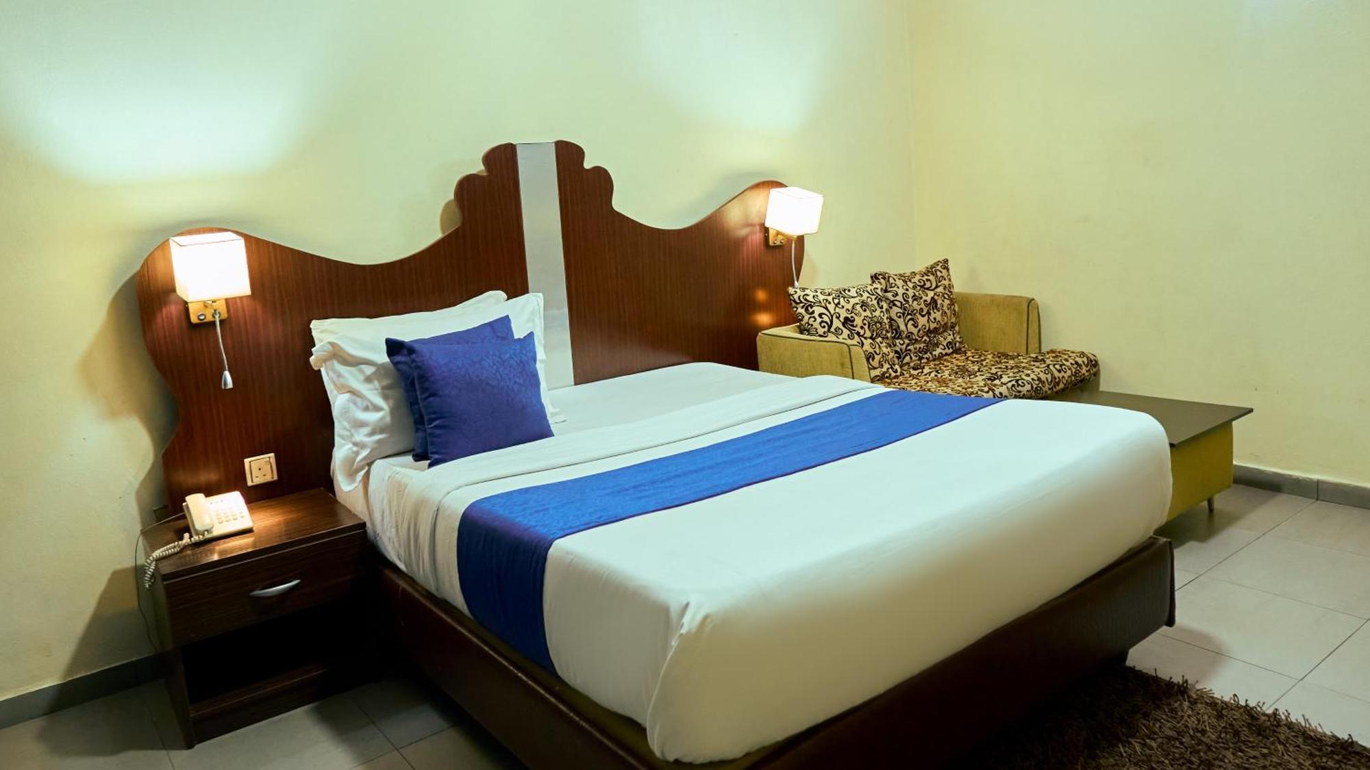 Crownedge Hotels Лагос Екстериор снимка