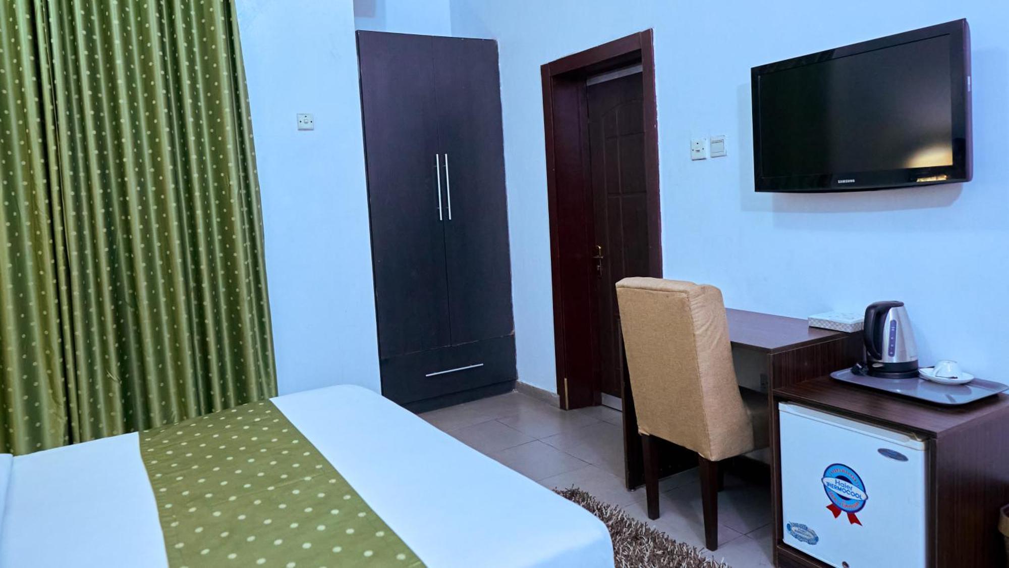 Crownedge Hotels Лагос Екстериор снимка
