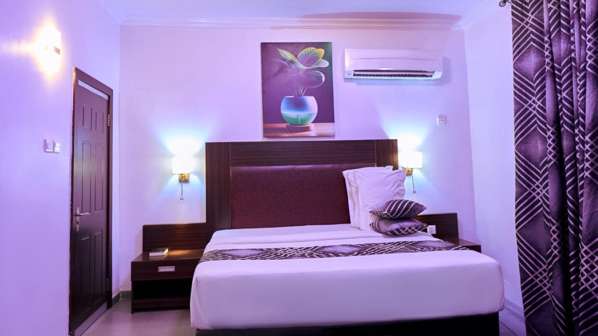 Crownedge Hotels Лагос Екстериор снимка